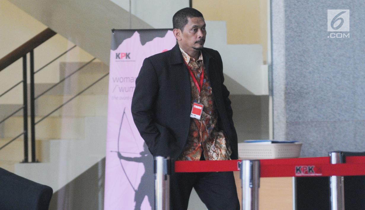 Direktur Utama PT INTI Darman Mappangara usai menjalani pemeriksaan oleh penyidik di Gedung KPK, Jakarta, Jumat (30/8/2019).  Darman diperiksa terkait dugaan menerima suap proyek pengadaan baggage handling system (BHS) atau sistem penanganan bandara untuk 6 bandara. (merdeka.com/Dwi Narwoko)