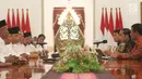 Presiden Joko Widodo berdialog dengan Dewan Pimpinan Pusat Asosiasi Petani Tebu Rakyat Indonesia (DPP APTRI) di Istana Negara, Jakarta, Selasa (5/3). Pertemuan membahas kelangsungan industri gula dan pertanian tebu.(Liputan6.com/Angga Yuniar)