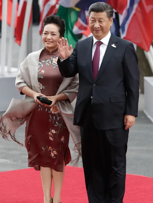 Presiden China Xi Jinping dan istrinya Peng Liyuan tiba pada hari pertama KTT G-20 di Hamburg, Jerman utara, Jumat, (7/7). Sejumlah pemimpin negara berkumpul dalam KTT G20 pada 7-8 Juli 2017. (AP Photo / Michael Sohn)