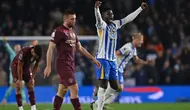 Gelandang Brighton asal Kamerun #20, Carlos Baleba (2R), merayakan golnya di lapangan setelah pertandingan Liga Primer Inggris antara Brighton dan Hove Albion dan Manchester City di Stadion Komunitas American Express di Brighton, Inggris selatan, Minggu dini hari WIB (10/11/2024). Brighton memenangkan pertandingan dengan skor 2-1. (Glyn KIRK/AFP)