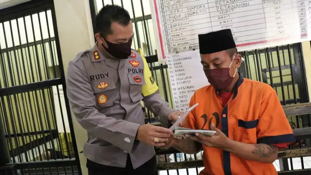 Terduga penganiaya ibu kandung di Kebumen belajar salat dan mengaji. (Foto: Liputan6.com/Polres Kebumen)