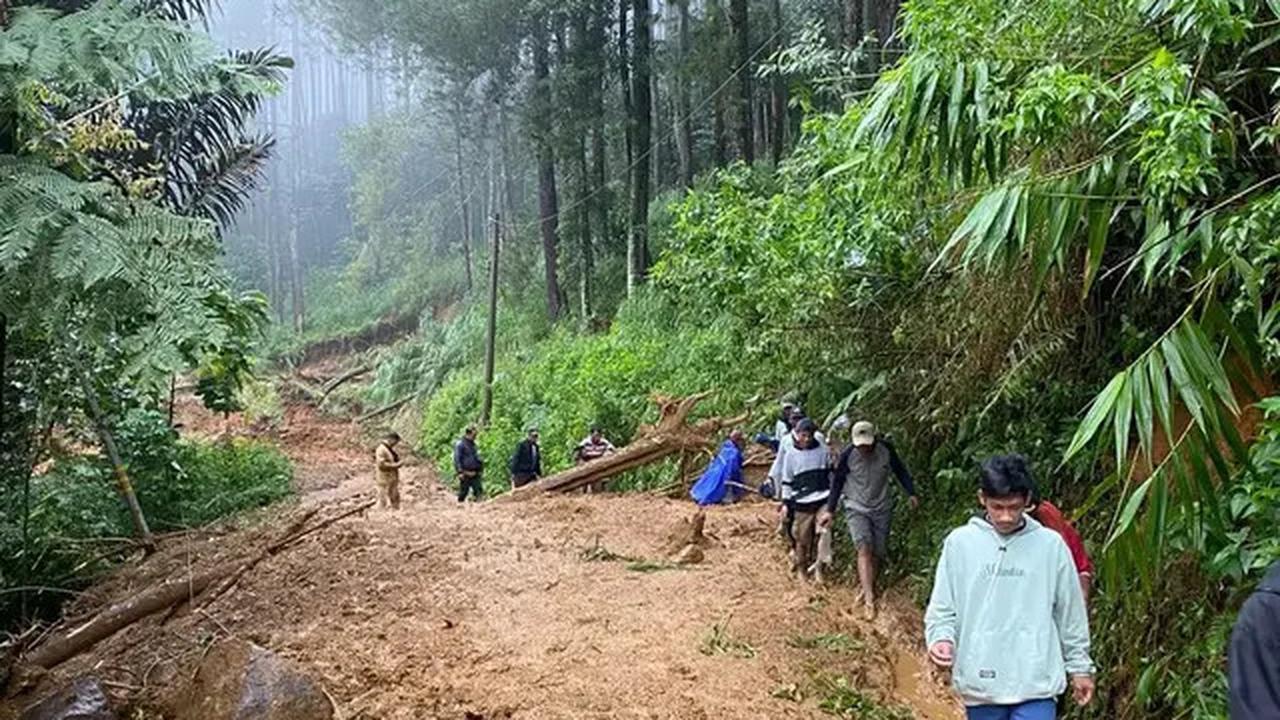 Potret Sulitnya Evakuasi Korban Longsor di Pekalongan, Terkendala Cuaca dan Kondisi Jalan Rusak