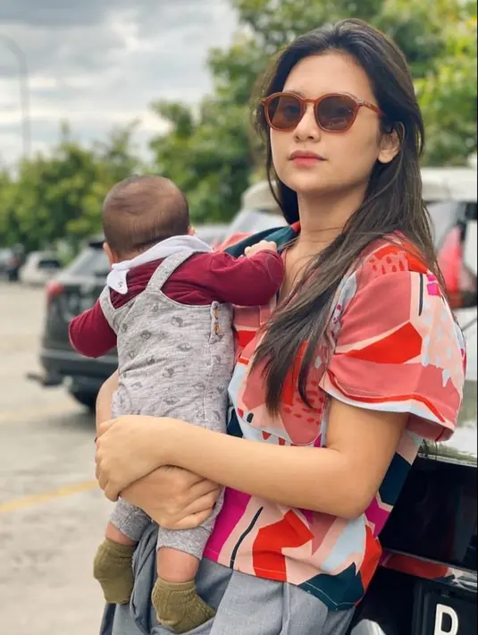 Istri Arie Kriting ini tetap terlihat kece meskipun sudah jadi ibu satu anak. Gaya kecenya ini curi perhatian warganet dan menyebutnya jadi ibu yang gaul. Foto ini banjir like dan komentar dari netizen. (Liputan6.com/IG/indahpermatas)