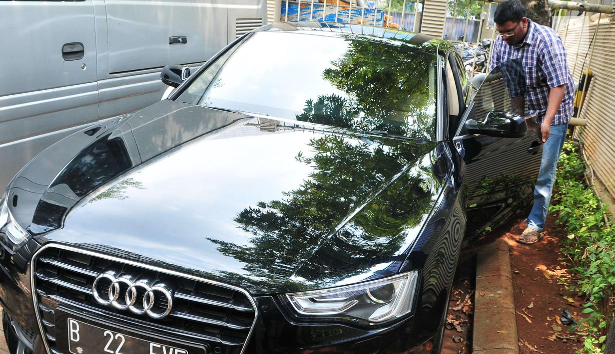 Calon peserta lelang mengecek kondisi mobil hasil sitaan kasus korupsi di Gedung KPK, Jakarta, Selasa (19/9). Sedikitnya 19 mobil siap dilelang KPK dengan harga murah yakni Isuzu Panther tahun 2004 dengan banderol Rp28,8 juta. (Liputan6.com/Helmi Afandi)