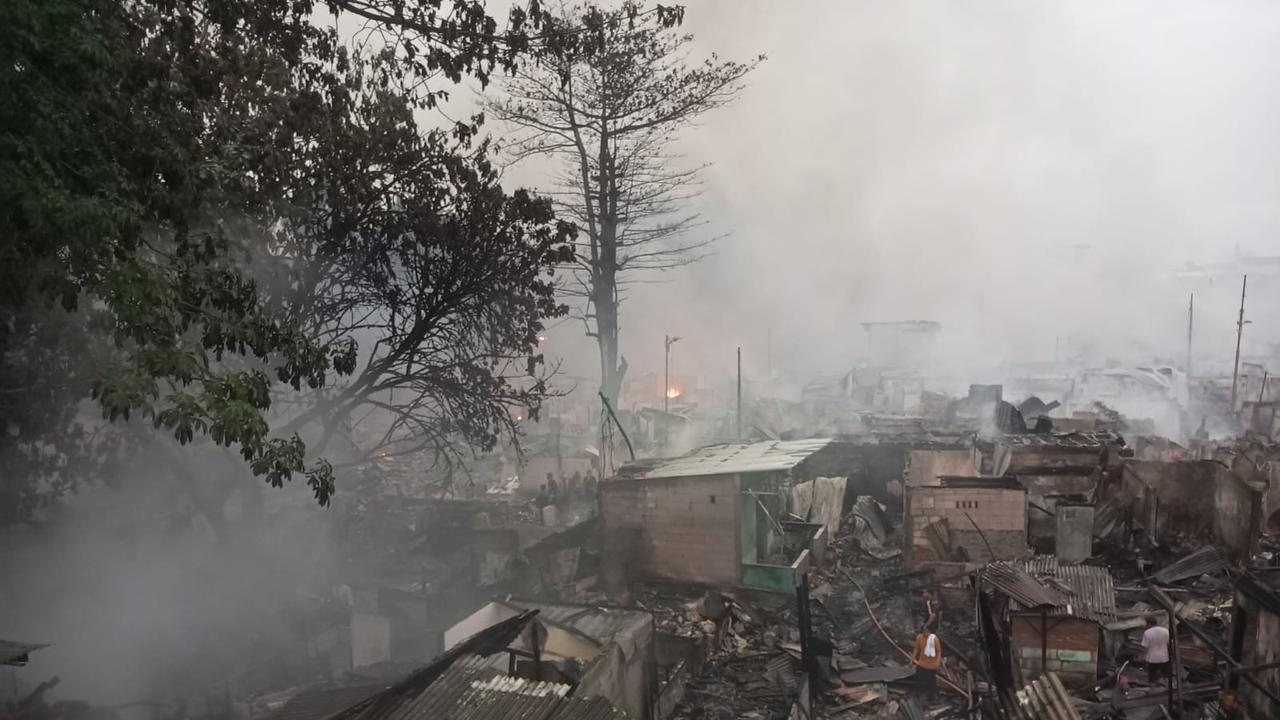 Kebakaran melanda permukiman di Jalan Kemayoran Gempol, Kemayoran, Jakarta Pusat, pada Selasa (21/1/2025).