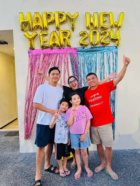 Rayakan tahun baru secara sederhana di rumah, begini tampilan kompak keluarga Anang-Ashanty dengan kaus dan celana pendek. [@ashanty_ash]