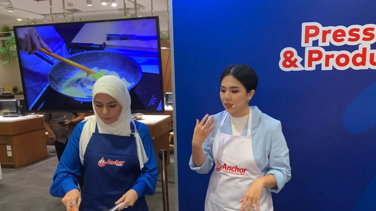Chef Devina Hermawan saat peluncuran keju cheedar Anchor
