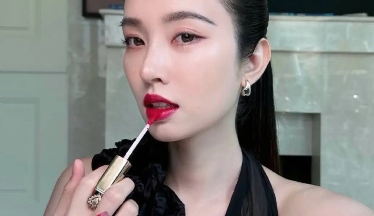 Tampilan wajah glowing tanpa pori-pori Nong Poy semakin terlihat jelas dalam sebuah foto close up [@poydtreechada]