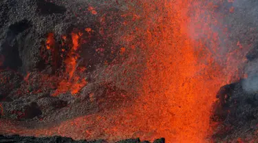 Semburan lava pijar dari Gunung Piton de la Fournaise, La Reunion, Prancis, Rabi (1/2). Gunung tersebut kembali meletus pada Selasa (31/1) malam waktu setempat dan terus menyemburkan lava pijar. (AFP Photo/Richard Bouhet)