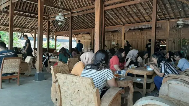 Bersantap Makanan Kampung di Pawon Purba dengan Gunung Api Purba di Depan Mata