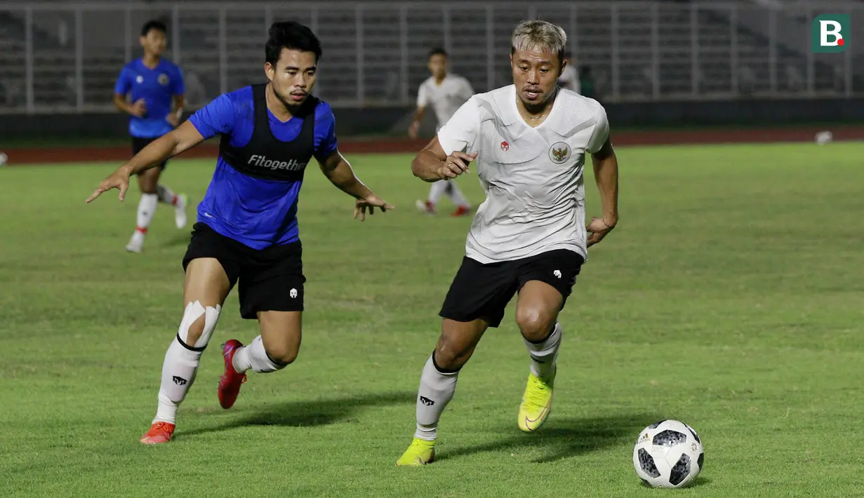 Pemain Timnas Indonesia, Kushedya Hari Yudo (kanan) berusaha melewati Nurhidayat saat latihan di Stadion Madya, Jakarta, Selasa (11/5/2021). Latihan tersebut untuk persiapan jelang Kualifikasi Piala Dunia 2022 Zona Asia. (Foto: Bola.com/M Iqbal Ichsan)