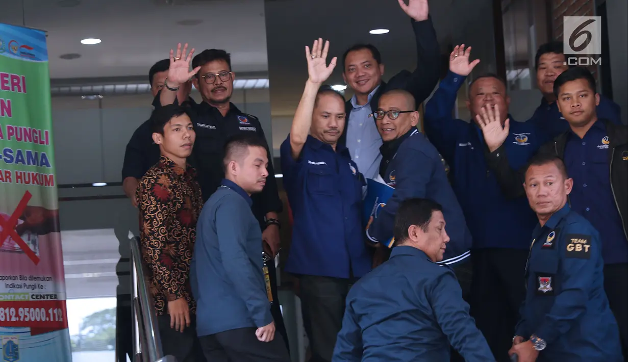 Ketua Bidang Hukum, Advokasi, dan HAM Partai Nasdem Taufik Basari (tengah belakang) bersama sejumlah kader Nasdem bersiap melaporkan Rizal Ramli ke Sentra Pelayanan Kepolisian Terpadu Polda Metro Jaya, Senin (17/9).(Liputan6.com/Helmi Fithriansyah)