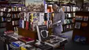 Seorang pria melihat buku di toko buku "El Ateneo Grand Splendid" di Buenos Aires, Argentina pada Rabu (9/1). El Ateneo Grand Splendid adalah bangunan yang besar dan megah bekas gedung teater pada awal abad ke-20. (RONALDO SCHEMIDT / AFP)