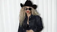 Memberi kesan modern pada gaya country yang diusung, Beyonce kenakan stelan denim. Jaket dengan aksen anyam memberi kesan yang stylish. Total look yang dikenakan dari rumah mode Givenchy. [Foto: Instagram/ Beyonce]