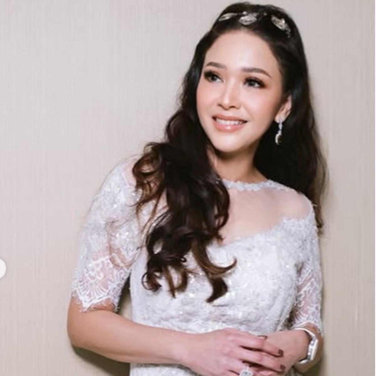 Cantik Bak Bidadari, Potret Maia Estianty Pakai Dress Putih Tuai Pujian - Tulis Pesan Menohok Soal Pembuktian Diri
