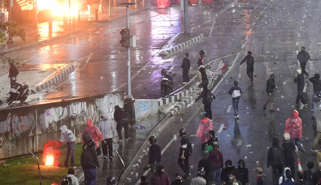 Pengunjuk rasa membubarkan diri dengan berjalan kaki di Jalan Jenderal Sudirman ke arah Blok M dan ke Jalan Gatot Subroto, Jakarta. (merdeka.com/Arie Basuki)