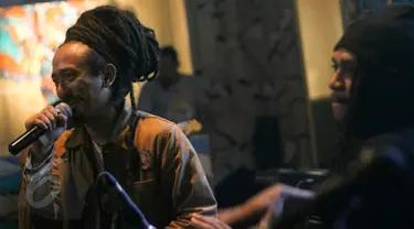 Musisi Reggae, Ras Muhamad tampil membawakan single Salam saat peluncuran album terbarunya di kawasan Kemang, Jakarta, Selasa (9/6/2015). Album yang berisi 16 lagu itu melibatkan banyak musikus reggae internasional. (Liputan6.com/Faisal R Syam)