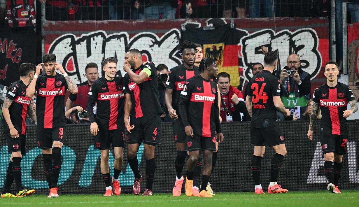 Gol bunuh diri Gianluca Mancini pada menit ke-82 dan aksi Josip Stanisic pada masa tambahan waktu (90+7) membuat skor berubah menjadi imbang 2-2. (Kirill KUDRYAVTSEV/AFP)