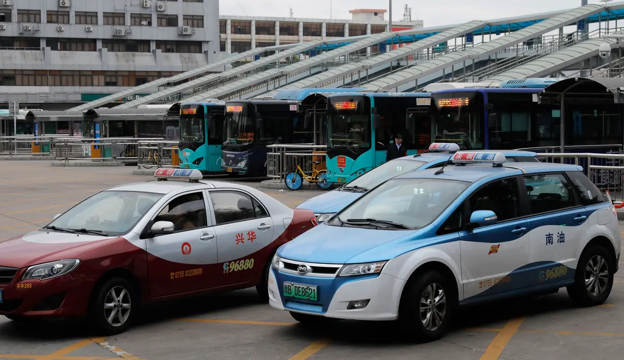 Armada taksi bertenaga listrik terlihat di kota Shenzhen, sebelah selatan China pada 7 Januari 2019. Taksi listrik di Shenzhen yang berjumlah lebih dari 20.000 akan mengurangi emisi karbon sebanyak hampir 850.000 ton per tahun. (AP/Vincent Yu)
