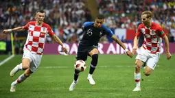 Striker Prancis, Kylian Mbappe, saat berebut bola dengan pemain Kroasia pada laga final Piala Dunia 2018 di Luzhniki Stadium, Moscow, (15/6/2018). Prancis menang 4-2 atas Krosia. (AFP/Franck Fife)