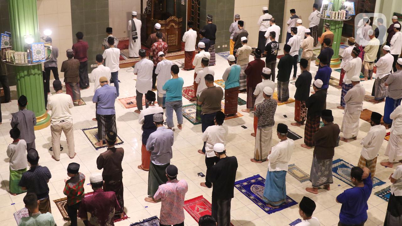 FOTO: Tarawih Pertama, Masjid di Tangerang Terapkan Physical Distancing