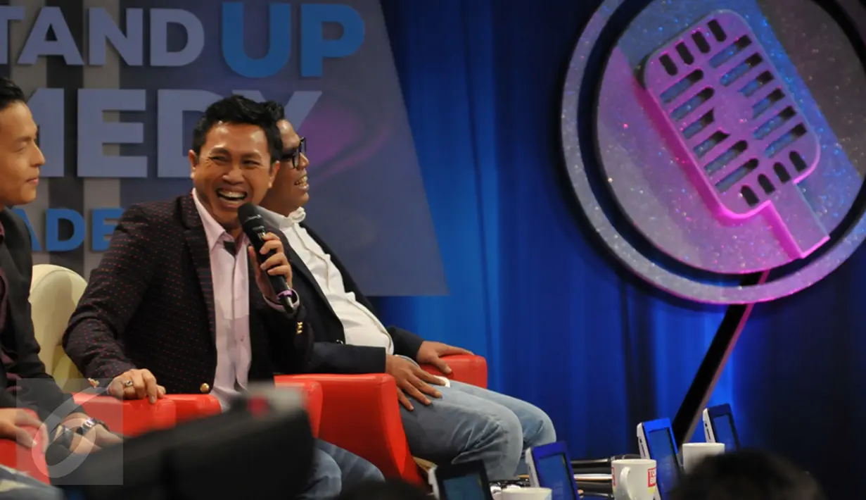 Eko Patrio saat menjadi juri di program Standup Comedy Academy Indosiar, Jakarta, Senin (5/10/2015). Stand Up Comedy Academy Indosiar telah menemukan 24 comica yang akan bersaing mencari posisi pertama. (Liputan6.com/Faisal R Syam)