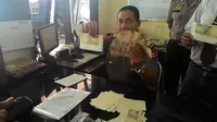 Polisi berhasil bekuk pengedar uang palsu pecahan Rp 5.000 (Liputan6.com/Bima Firmansyah)
