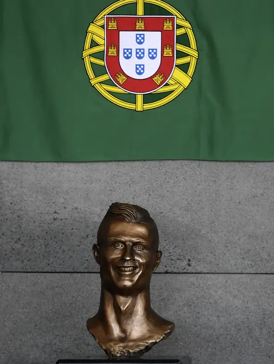 Patung wajah Cristiano Ronaldo menghiasi Bandara Madeira di Madeira island, (29/3/2017). Bandara tersebut akhirnya berganti nama Cristiano Ronaldo. (AFP/Francisco Leong)