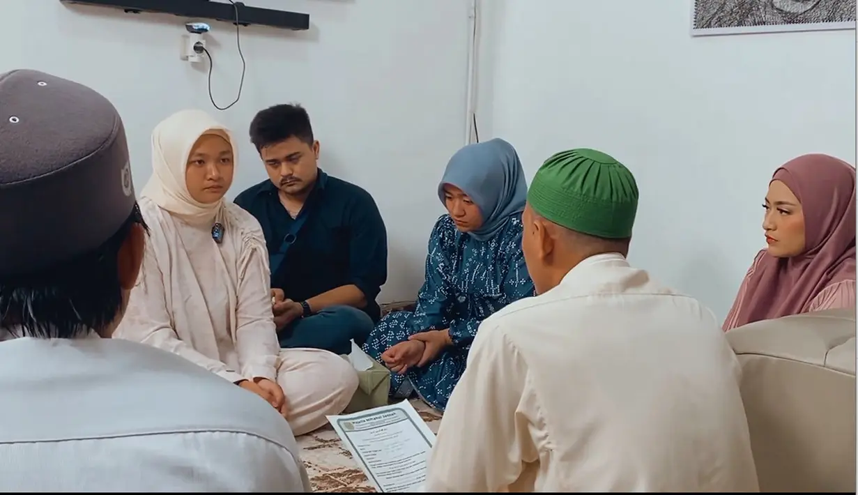 Penyanyi berusia 30 tahun itu menambahkan, kesedihannya selama ini berubah menjadi kebahagiaan setelah adiknya paling kecil memutuskan menjadi mualaf. [Instagram/nathalieholscher]