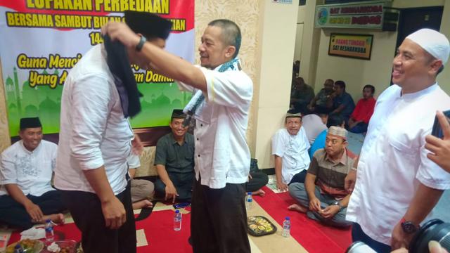 Tim sukses 01 Jokowi-Ma’ruf Amin dan Paslon 02 Prabowo-Sandiaga Uno saling mengalungkan sarung sebagai tanda berdamai di Banjarnegara, Jawa Tengah. (Foto: Liputan6.com/Istimewa/Muhamad Ridlo)