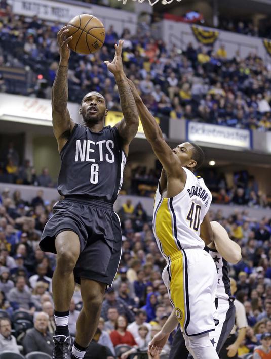 Pemain Brooklyn Nets, Sean Kilpatrick (6) melakukan tembakan melewati jangkauan pemain Indiana Pacers, Glenn Robinson III (40) pada laga lanjutan NBA di  Bankers Life Fieldhouse, Indianapolis, (5/1/2017).  (AP/Michael Conroy)