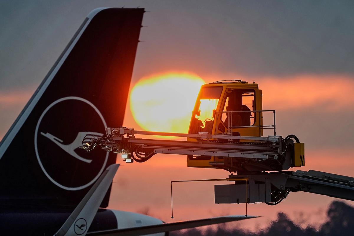 FOTO: Pesawat Dideicing di Tengah Suhu Ekstrem Frankfurt Jerman
