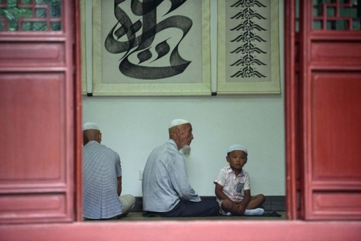 Kekhusyukan muslim minoritas China Salat Id di masjid mirip kuil