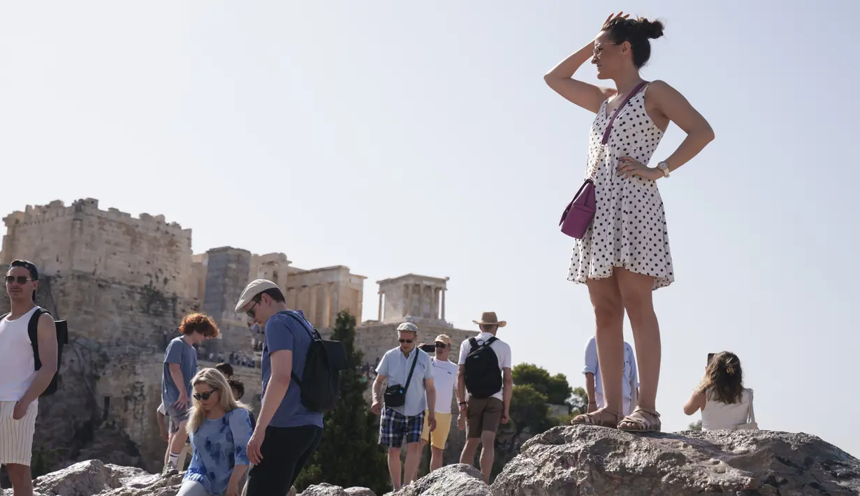 Pihak berwenang Yunani menutup Acropolis di Athena selama lima jam pada hari Rabu saat gelombang panas 39 derajat celcius melanda kota tersebut.  (AP Photo/Petros Giannakouris)