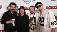 Serj Tankian, dari kiri, Daron Malakian, John Dolmayan, dan Shavo Odadjian, dari System of a Down, berpose di ruang pers pada acara tahunan ke-25 KROQ Almost Acoustic Christmas di The Forum pada hari Sabtu, 13 Desember 2014, di Inglewood, California. (Foto oleh John Shearer/Invision/AP)