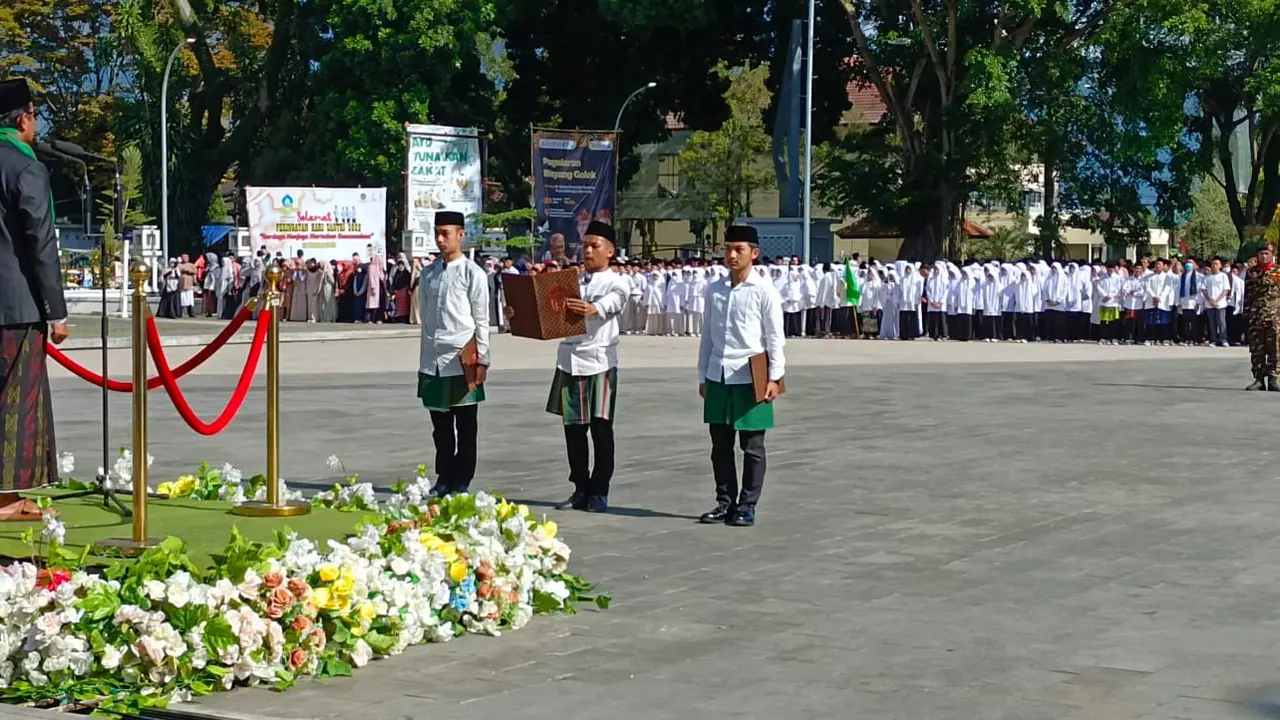 Kepala Kemenag Garut, Cece Hidayat, memimpin puncak upacara kegiatan Hari Santri Nasional (HSN) 2022 di Garut. (Liputan6.com/Jayadi Supriadin)