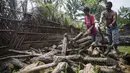 Pesepak bola SSB Tulehu Putra, Rizki Lestaluhu, saat berada di rumahnya di Tulehu, Maluku, Selasa (15/11/2017). Tiap hari Rizki membantu ayahnya bekerja memilihkan kayu bakar yang akan digunakan untuk memasak. (Bola.com/Vitalis Yogi Trisna)