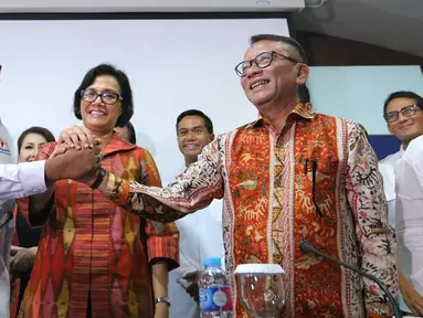 Menkeu Sri Mulyani (tengah) didampingi Dirjen Pajak Ken Dwijugeasteadi (kanan) menerima Ketua Umum Kadin Indonesia Rosan Roeslani usai mengikuti Program pengampunan pajak (tax amnesty) di Dirjen Pajak, Jakarta, Selasa (27/9). (Liputan6.com/Angga Yuniar)