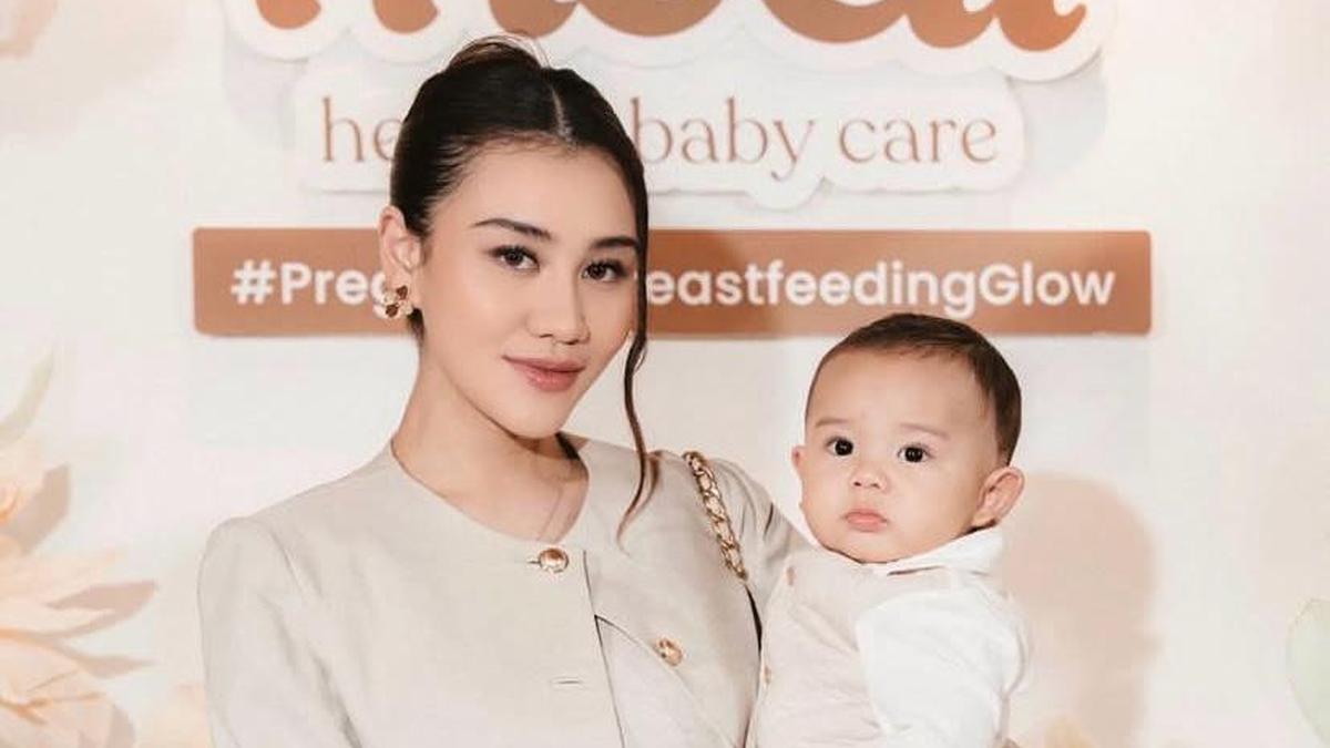Debut Event Publik, Gaya Kompak Aaliyah Massaid &amp; Baby Arash Kompak dengan Outfit Serasi