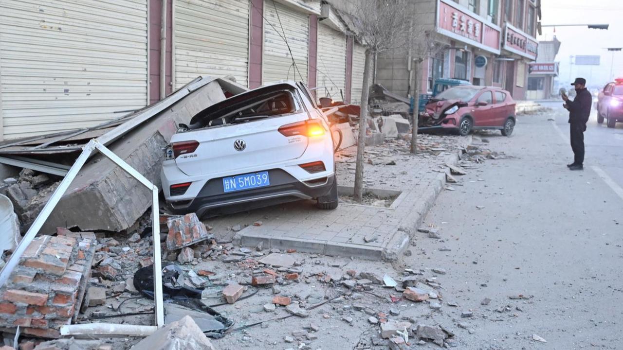 Gempa bumi berkekuatan 6,2 skala Richter melanda salah satu wilayah termiskin di China pada Senin (18/12/2023) malam. Gempa tersebut telah menewaskan sedikitnya 127 orang, melukai ratusan orang, dan merobohkan rumah-rumah di desa-desa terpencil.<br>