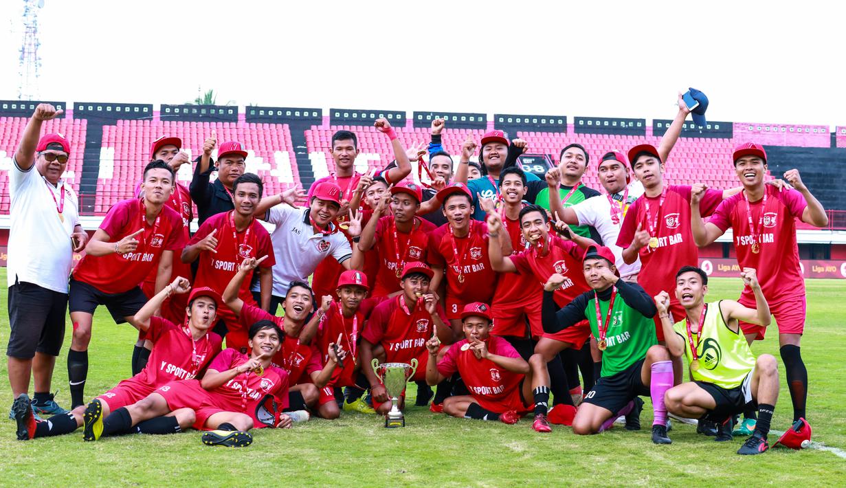 Pemain Jambe FC merayakan gelar juara Liga AYO Bali 2019 setelah mengalahkan Kupang FC di Stadion I Wayan Dipta, Gianyar, Bali, Minggu (30/6). Jambe FC menang 3-2 atas Kupang FC. (Dokumentasi Official)