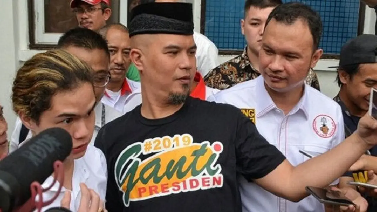Hadiri Sidang, Dhani Kenakan Kaus Bertagar Ganti Presiden 2019