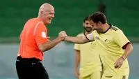 Presiden FIFA, Gianni Infantino, bersalaman dengan Alessandro Del Piero pada laga hiburan jelang semi final Piala Dunia di Stadion Al Thumama, Senin (12/12/2022). (AP Photo/Frank Augstein)