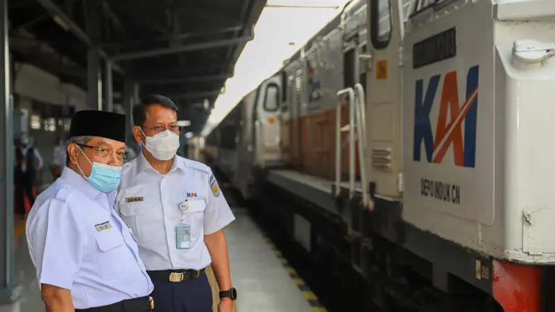 Direktur Utama (Dirut) KAI Didiek Hartantyo dan Komisaris Utama (Komut) KAI Said Aqil Siroj meninjau Stasiun Pasar Senen