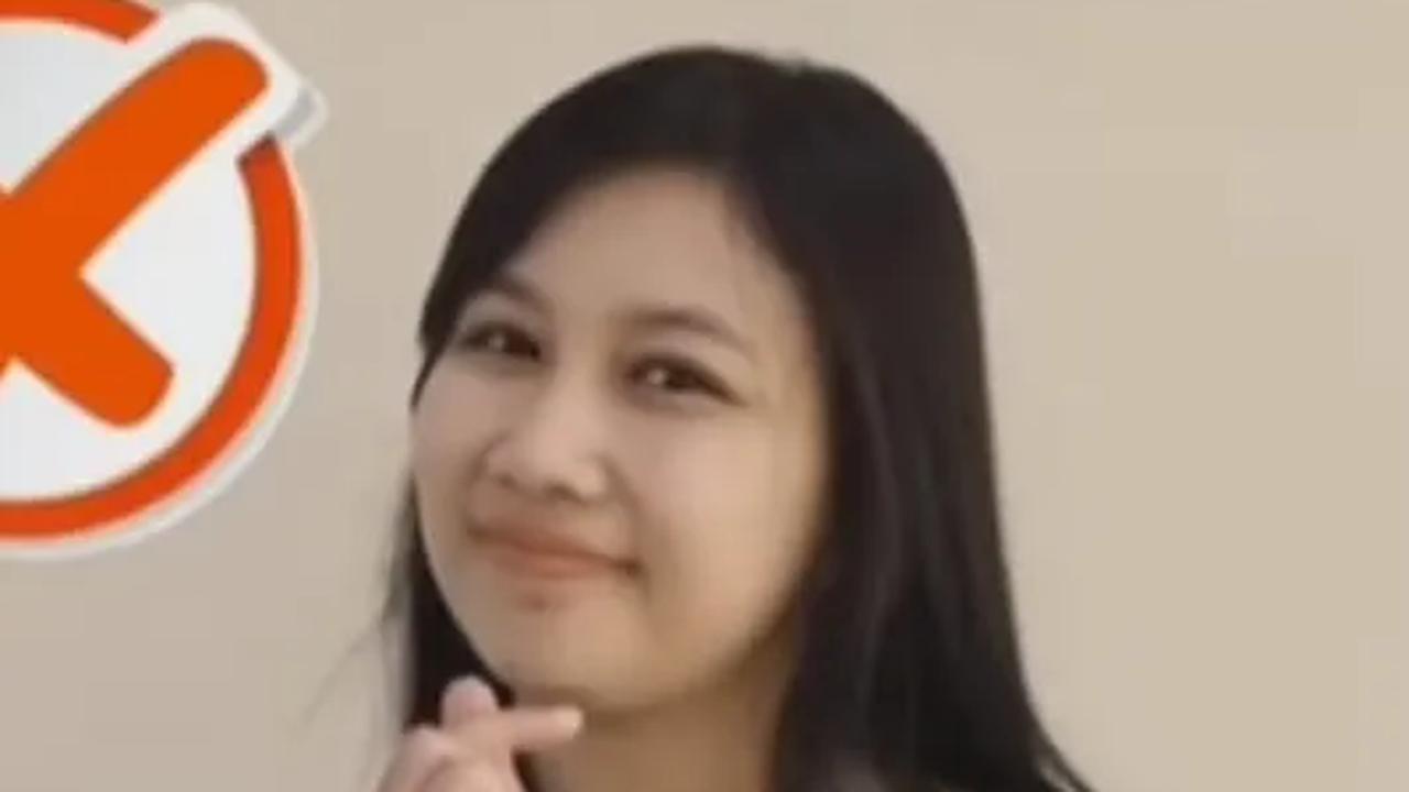 Pose finger heart