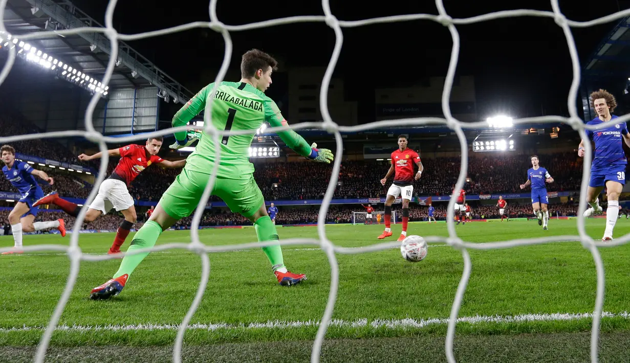 Gelandang Manchester United, Ander Herrera mencetak gol ke gawang Chelsea pada laga putaran kelima Piala FA di Stamford Bridge, London,  Senin (18/2). Manchester United lolos ke perempat final Piala FA usai mengalahkan Chelsea 2-0. (AP/Alastair Grant)