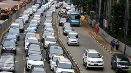 Suasana kepadatan kendaraan di kawasan Jenderal Sudirman, Jakarta, Rabu (25/5). Kepadatan lalu lintas terjadi di sejumlah ruas jalan protokol di wilayah DKI Jakarta terkait kebijakan penghapusan three in one. (Liputan6.com/Yoppy Renato)