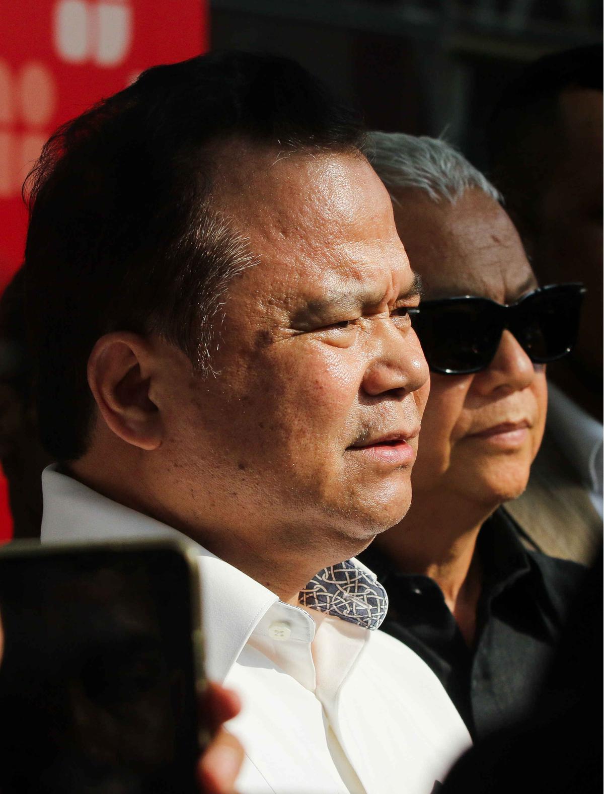 Eks Dirjen Imigrasi Ronny F Sompie usai diperiksa KPK terkait kasus Harun Masiku