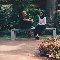 Ada yang berbeda dari penampilan pemeran Herfiza Novianti. Istri Ricky Harun itu tampil cantik dengan mengenakan hijab. Dalam salah satu akun instagramnya, ia mengaku sebagai kado pernikahan buat suaminya. (Instagram/herfiza)