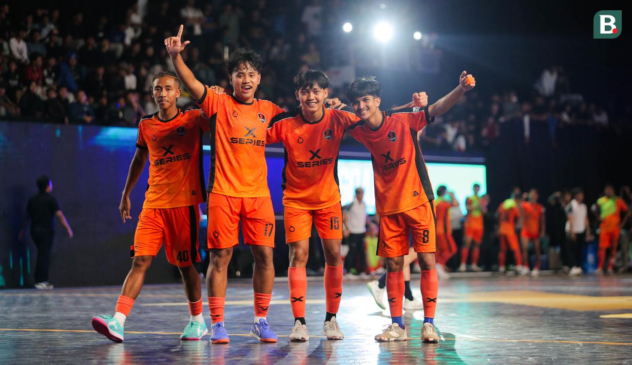 Para pemain Nova Titans merayakan gol ke gawang Fury Squad dalam laga Futsal X Series 2 di GOR UNJ, Rawamangun, Jakarta, Sabtu (17/01/2026). (Bola.com/Bagaskara Lazuardi)